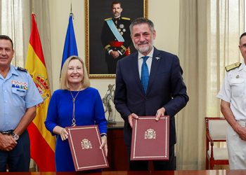 Defensa e Hisdesat firman el acuerdo que prorroga hasta 2028 el suministro de imágenes del satélite PAZ