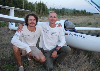 Dos pilotos lituanos recorren 3.500 kilómetros a través de Europa en planeador