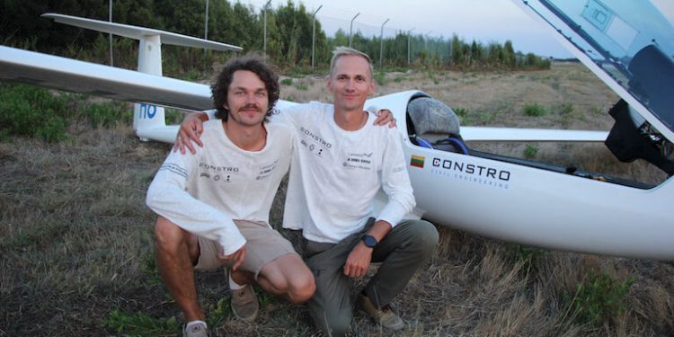 Dos pilotos lituanos recorren 3.500 kilómetros a través de Europa en planeador