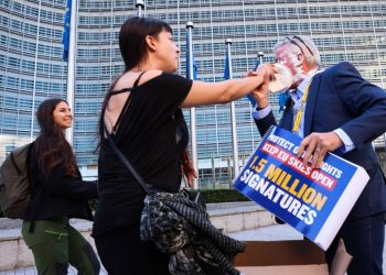 Ecologistas estampan pasteles en la cara del CEO de Ryanair en Bruselas