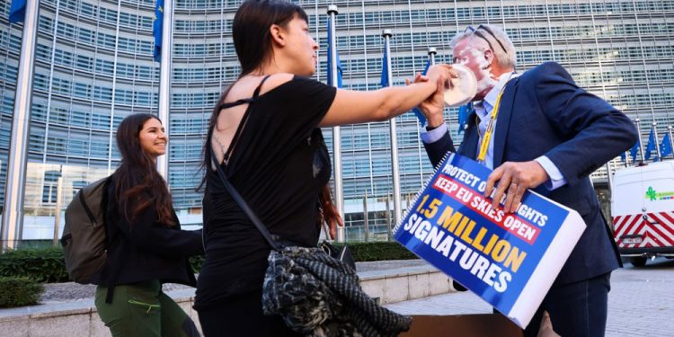 Ecologistas estampan pasteles en la cara del CEO de Ryanair en Bruselas