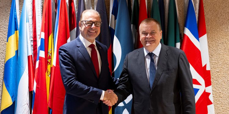 Josef Aschbacher, director general de la ESA, y Timo Pesonen, director general de la Dirección de Industria de Defensa y Espacio de la Comisión Europea