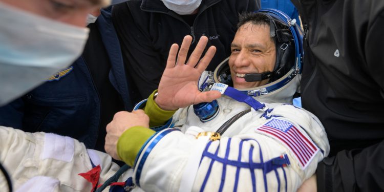 La Soyuz MS-23 con tres astronautas a bordo regresó de la ISS