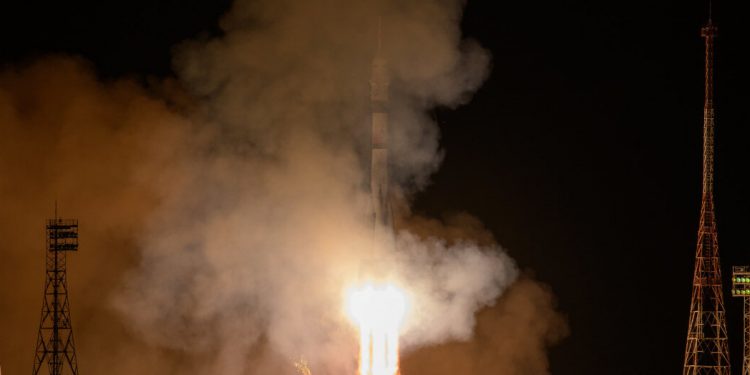 La nave rusa Soyuz MS-24 llegó a la ISS con tres astronautas
