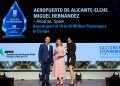 Laura Navarro, como directora del aeropuerto, recoge este premio en nombre de todo el equipo.