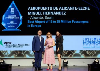 Laura Navarro, como directora del aeropuerto, recoge este premio en nombre de todo el equipo.