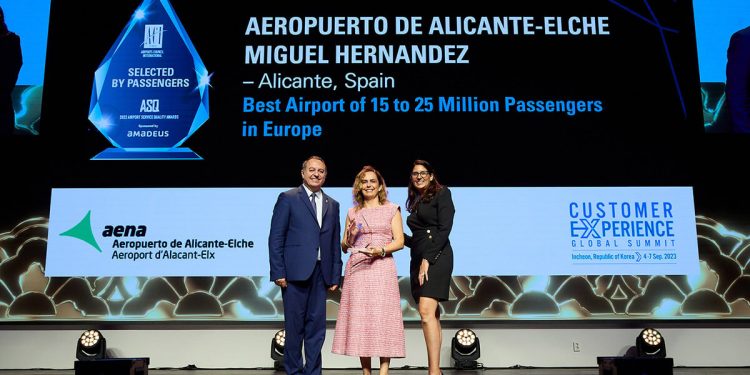 Laura Navarro, como directora del aeropuerto, recoge este premio en nombre de todo el equipo.
