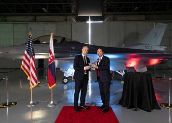 Lockheed Martin y el ministro de Defensa eslovaco presentaron el primer avión F-16 Block 70 del país