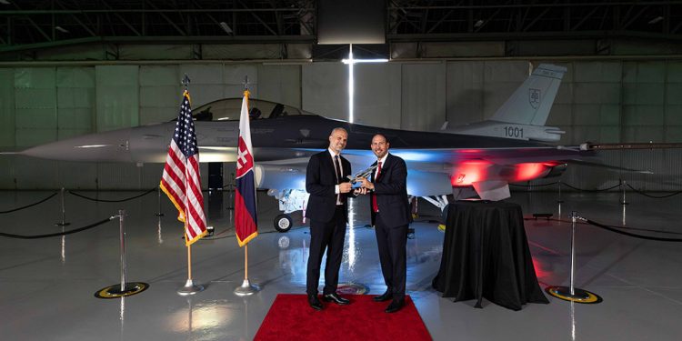 Lockheed Martin y el ministro de Defensa eslovaco presentaron el primer avión F-16 Block 70 del país