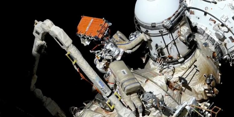 Dos cosmonautas rusos llevaron a cabo la salida de la ISS para aislar el sistema refrigerante de Nauka