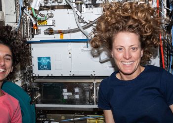 La astronauta Loral O'Hara y la ingeniera de vuelo de la Nasa Jasmin Moghbeli.j