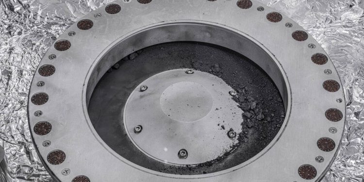 La muestra del asteroide Bennu contiene abundante agua y más carbono delo esperado