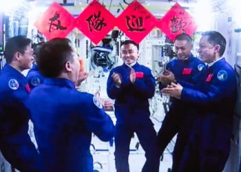 Los tres astronautas de la nave Shenzhou-17 llegaron a la estación espacial china