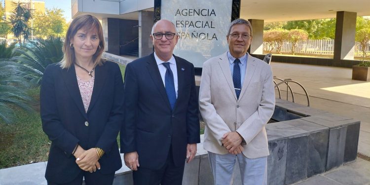 Un directivo de la Nasa visita la Agencia Espacial Española en Sevilla