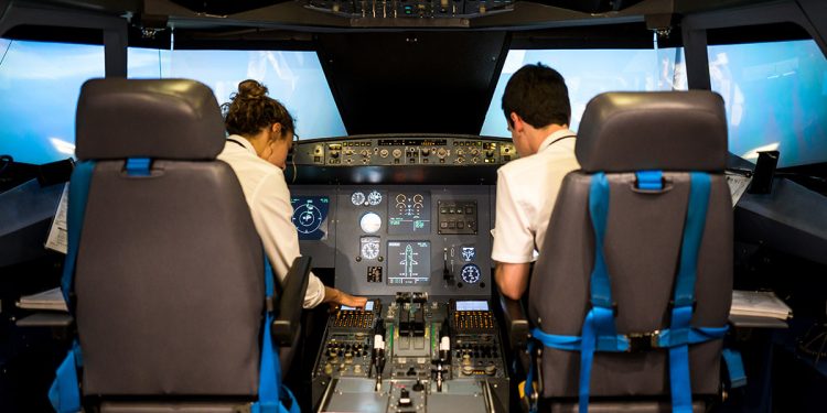 Alumnos de European Flyers en el simulador