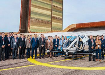 EH216-S en LEDA Vertiport con el aeropuerto detrás