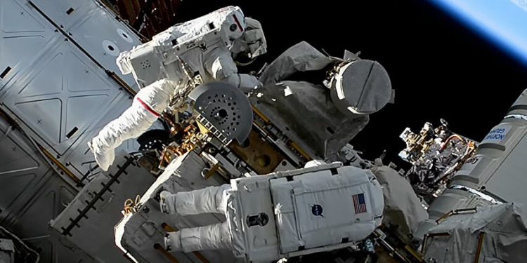 Las dos astronautas de la ISS salieron para realizar tareas de mantenimiento