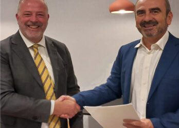 Luis Guerra y Juan Tomás Hernani tras firmar el acuerdo.