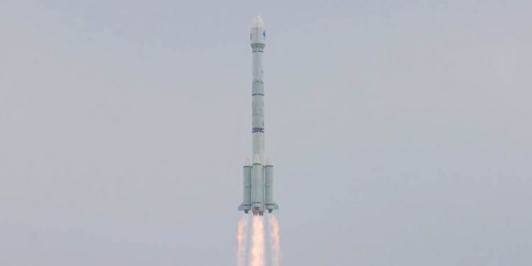 China lanza con éxito dos satélites Beidou