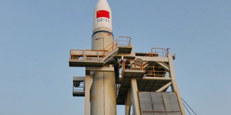 China lanza tres satélites desde el mar