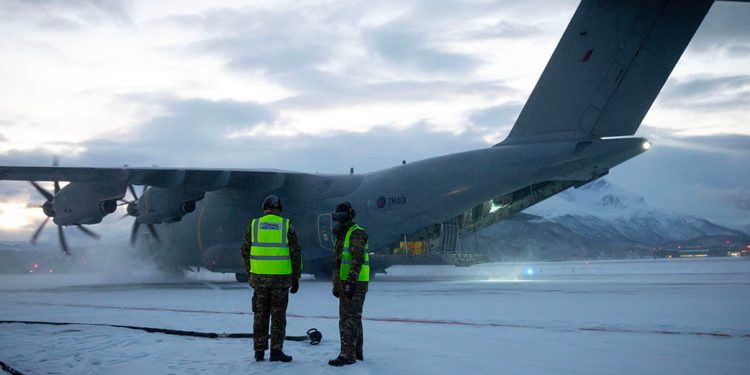 La RAF prueba por primera vez el reabastecimiento de combustible táctico de un A400M en el Círculo Polar Ártico