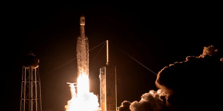 SpaceX lanzó al espacio un Falcon Heavy con el misterioso avión X-37B a bordo