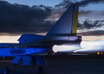 XB-1 camina hacia el primer vuelo