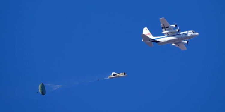 La Nasa y Boeing prueban el sistema de paracaídas Starliner antes del vuelo tripulado