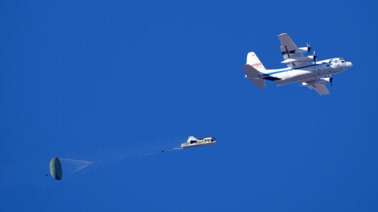 La Nasa y Boeing prueban el sistema de paracaídas Starliner antes del vuelo tripulado