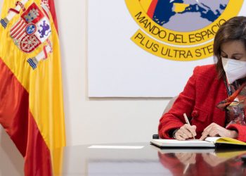 La ministra Robles visita el Mando del Espacio