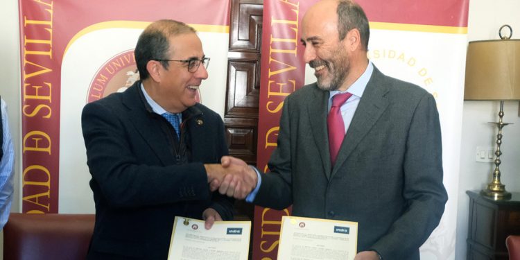 Miguel Ángel Castro, rector magnífico de la Universidad de Sevilla, y Miguel Ángel Morell, Chief Technology Officer (CTO) de Indra,