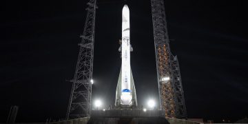 Blue Origin presentó su lanzador New Glenn en la plataforma de lanzamiento