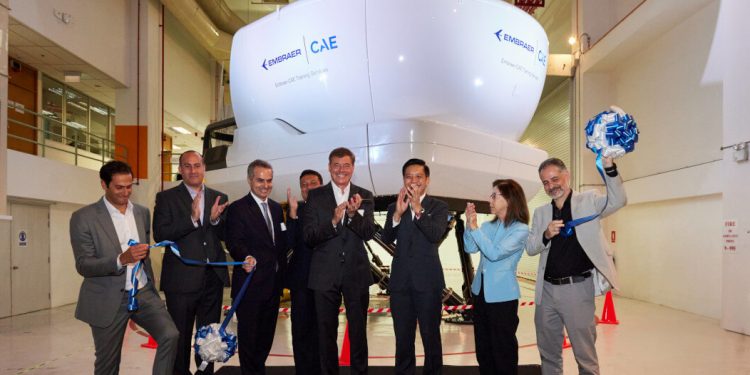 Embraer y CAE inauguran el primer simulador de vuelo completo E-Jets E2 de Asia Pacífico en Singapur