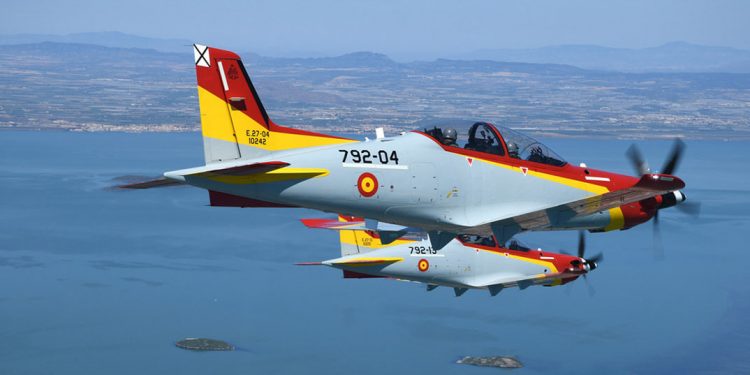 Primer vuelo de la Escuela Elemental con el nuevo avión Pilatus PC-21 en la Academia General del Aire y del Espacio