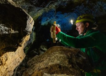 La astronauta de la NASA Jessica Wittner utiliza un diseño inicial de la cámara lunar Artemis para tomar fotos durante el entrenamiento de campo geológico planetario en Lanzarote, España.