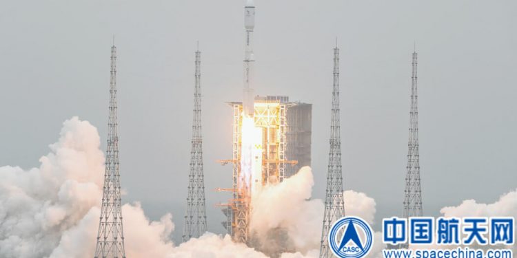 China lanza su satélite Queqiao-2 para comunicaciones Tierra-Luna