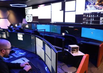 Evan Anzalone, investigador principal de la carga útil del demostrador del Nodo Lunar-1, monitoriza la misión LN-1