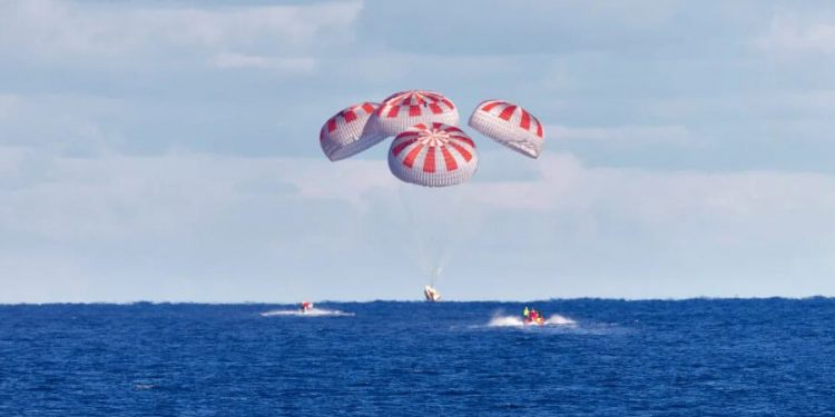 La nave espacial Dragon con cuatro astronautas a bordo amerizó en el Golfo de México