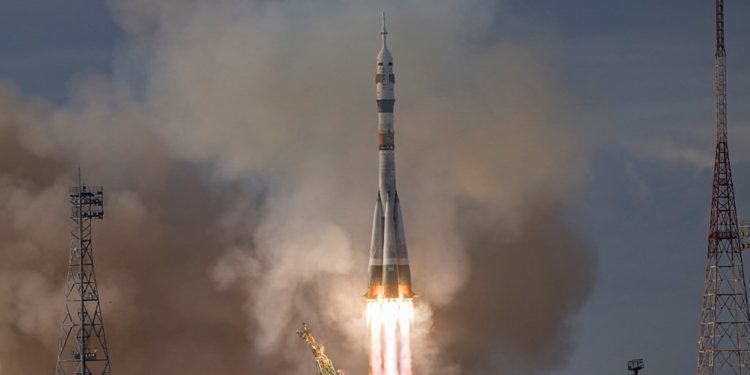 La nave espacial rusa Soyuz MS-25 con tres astronautas a bordo despegó hacia la ISS