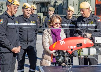 La subsecretaria de Defensa visita la UME en la Base Aérea de Torrejón