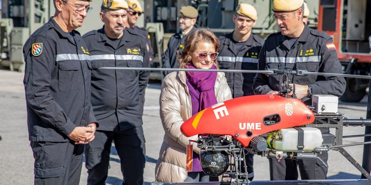 La subsecretaria de Defensa visita la UME en la Base Aérea de Torrejón
