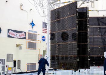 Los paneles solares de la nave Europa Clipper de la Nasa se implementan con éxito