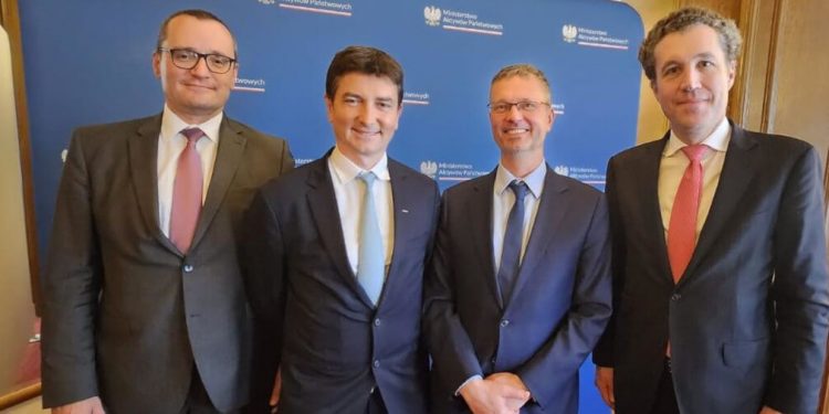 Polonia negocia con Embraer y Airbus