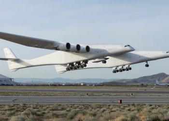 Stratolaunch completó con éxito el primer vuelo motorizado de su TA-1