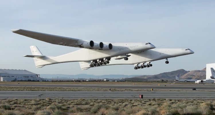 Stratolaunch completó con éxito el primer vuelo motorizado de su TA-1