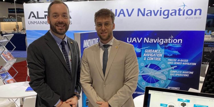 De izquierda a derecha, César Martínez Argote (director de Producto de Grupo Oesía) y Adrián Albacete (Account Manager en UAV Navigation-Grupo Oesía)