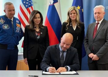 Eslovenia firmó los Acuerdos Artemisa