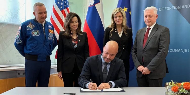 Eslovenia firmó los Acuerdos Artemisa