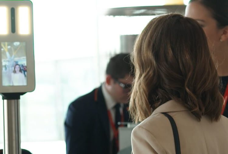 Iberia estrena el nuevo sistema de embarque por reconocimiento facial en el Puente Aéreo