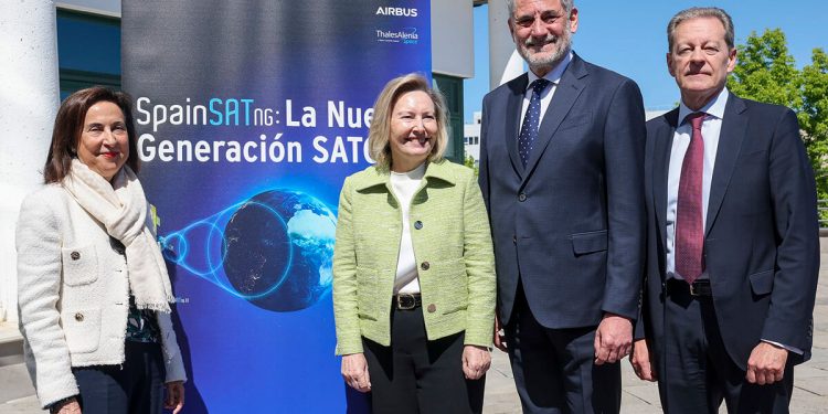 La ministra de Defensa conoce de primera mano los nuevos satélites SpainSat NG